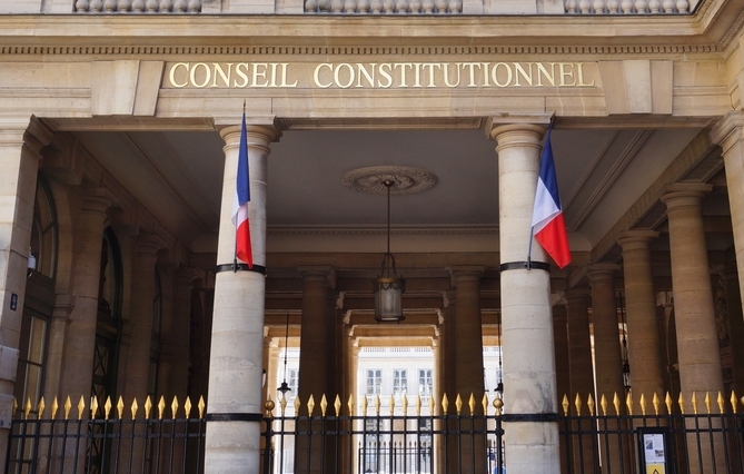 Le Conseil constitutionnel abroge l’impossibilité pour un bâtonnier de visiter les locaux de détention des tribunaux